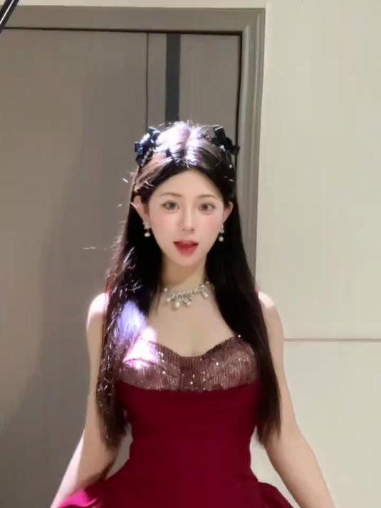 红丝绒慕斯蛋糕拟人诶