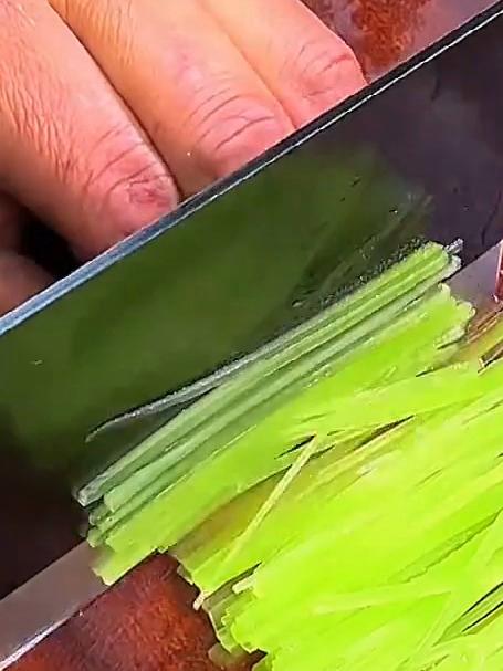 一道生拌娃娃菜为何让酒店老板情有独钟?1