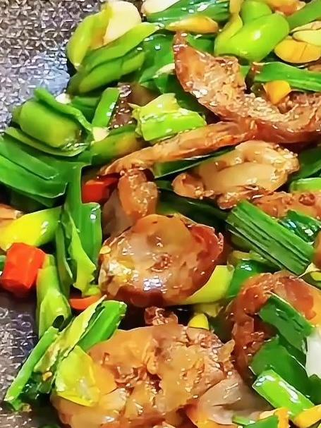 厨房刺客100道菜谱:蒜苗炒腊肠,简单,有手就行。#美食##今日份美食##美食教程##家常