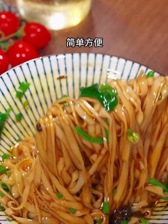 偶尔来碗葱油拌面，简简单单，葱香浓郁很好吃