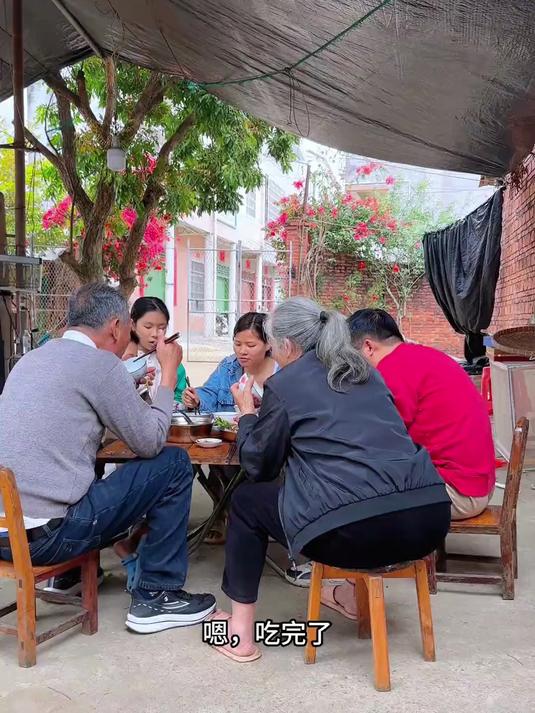 大家一直好奇那个深海鳗鱼是怎么做的，特别介绍我公公的拿手好菜