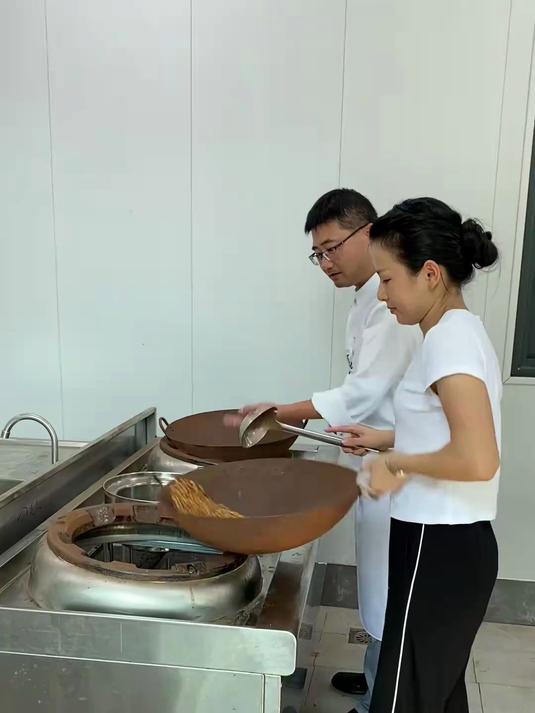 炒菜颠锅技巧教学