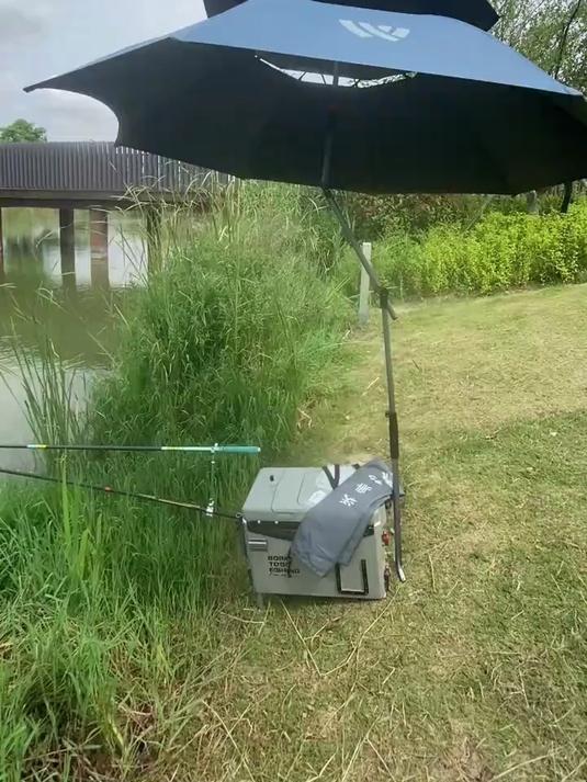 聪明老钓友都在用的钓鱼伞,调节更方便