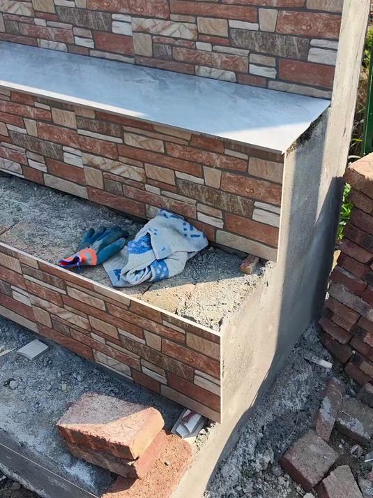 天台围边做台阶,把花盆摆放上去好拿取,大家瞧瞧怎么样