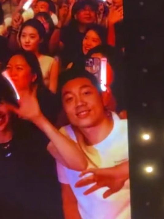 许昕看王力宏演唱会!与姚彦约会,挥舞双手打招呼,夫妻俩好恩爱
