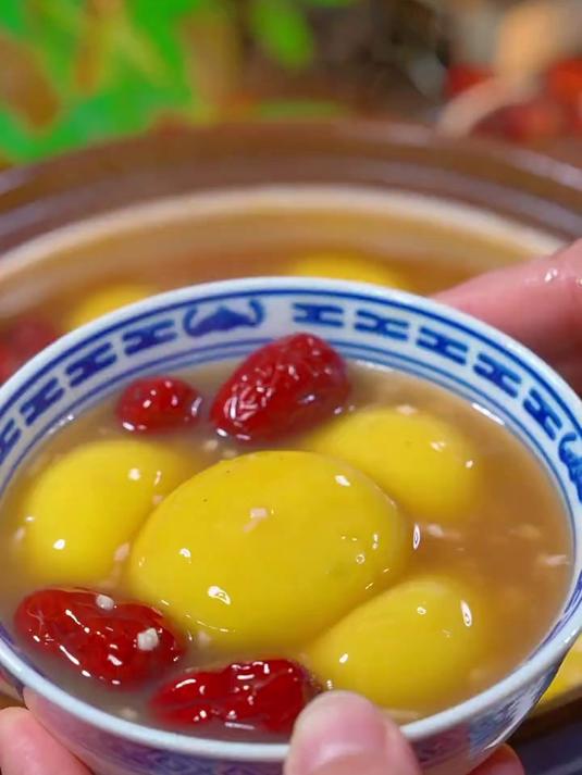 皮薄馅大，个个圆润饱满，这个大黄米汤圆真的好吃