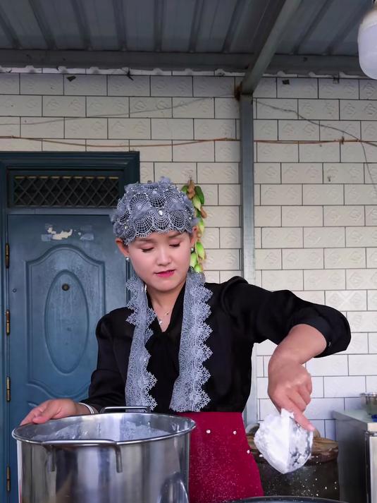 新疆人吃的有多硬？整个牛里脊做个豆角拌面，直接香迷糊了！