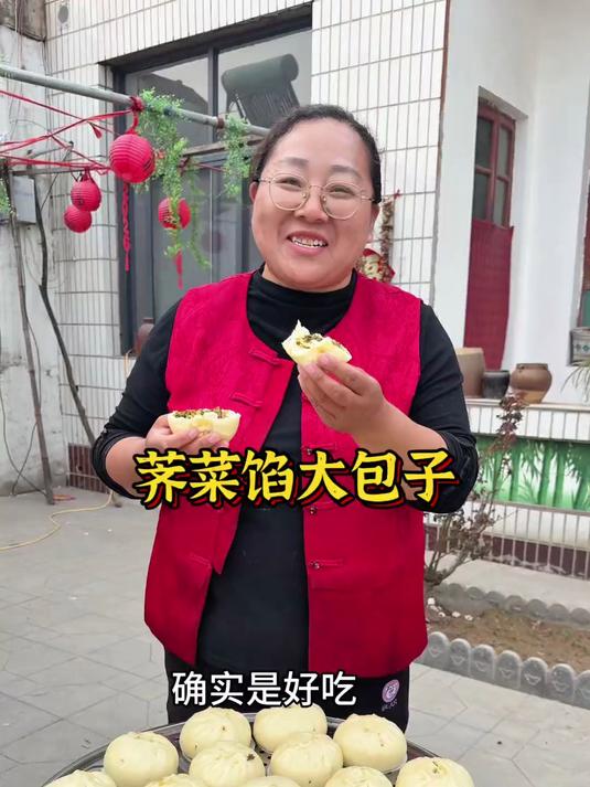 今天蒸了荠菜馅的素馅包子老好吃了