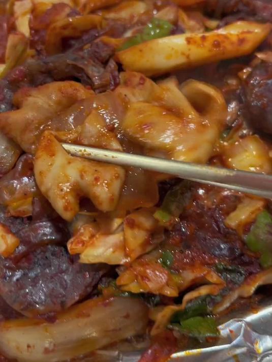 韩国街头铁板炒大肠,又辣又香超下饭