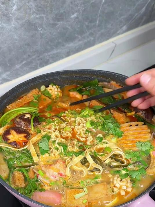 不想点外卖的时候，你就来上这么一锅能喝汤的麻辣烫