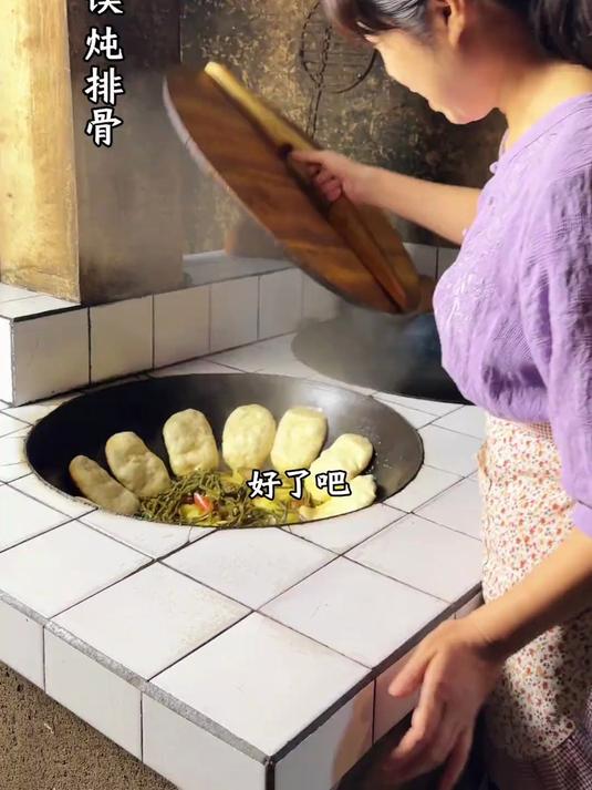 锅贴馍，炖排骨干豇豆，还是大锅大灶做出来的饭才香