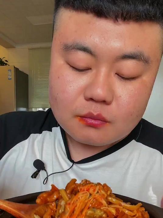 香辣金针菇发4罐每罐175克,罐子小但压得实,口感超赞