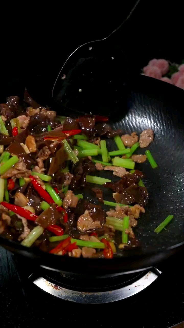 分享美食芹菜木耳炒肉做法
