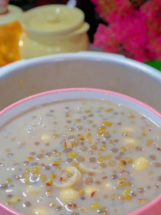 天气热 这个绿豆莲子西米露 非常适合这个夏天