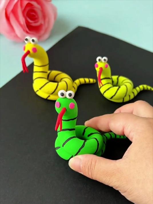 橡皮泥制作的小蛇