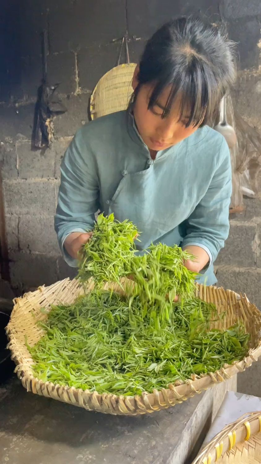 手不离茶,茶不离锅,手工炒茶累且慢,千炒万揉断舒卷,只为一杯最初的味道。