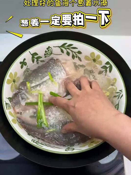 鲜美可口刺又少的清蒸鲈鱼，家里有老人孩子的可以试一下，强烈推荐清蒸鲈鱼 鱼的做法大全