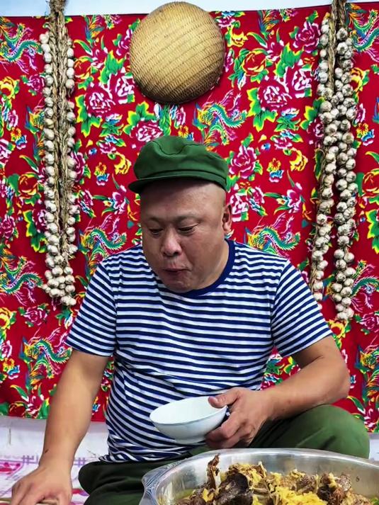 猫冬下雪了，铁锅大鸭子炖酸菜真的太香了