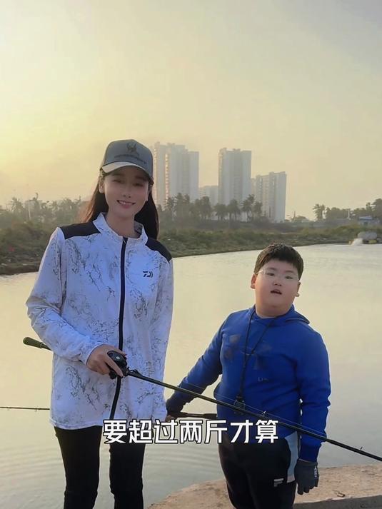 现在的小孩钓鱼是真厉害,老婆和小孩哥来个钓鱼比赛