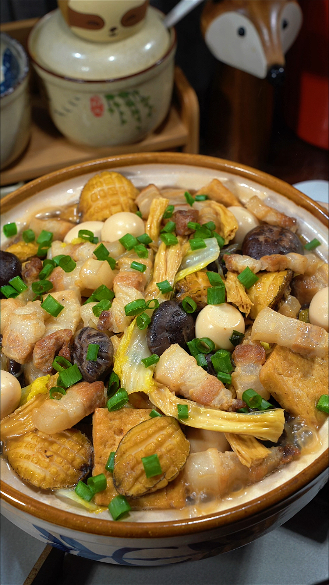 年夜饭一定少不了这个菜,有菜有肉有海鲜,寓意生活富足全家福