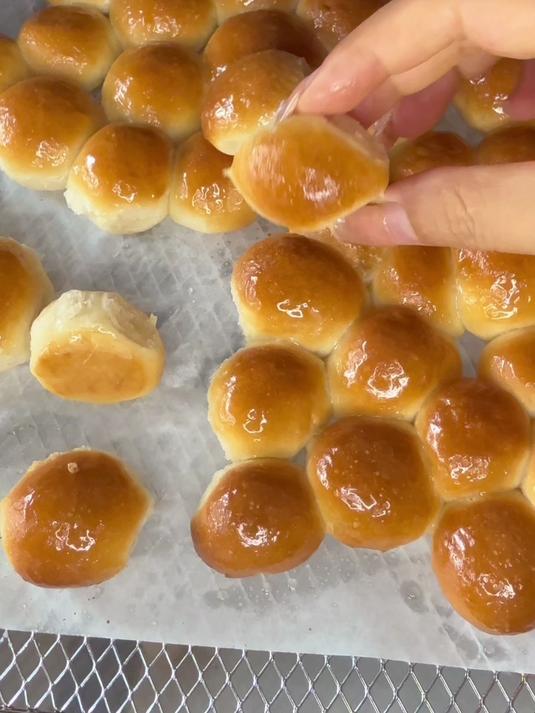 你如果没有吃过刚出炉的蜂蜜小面包，你都不知道它有多香多好吃