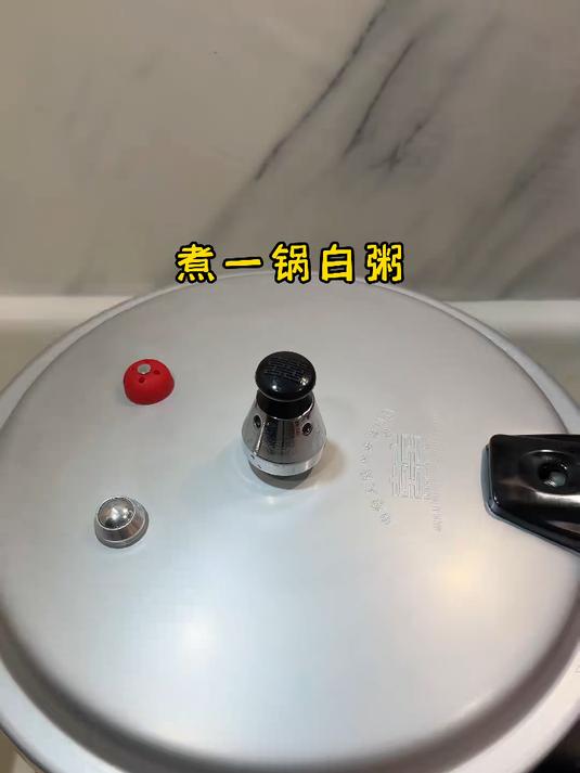 早餐不知道吃什么的，可以试试这个皮蛋瘦肉粥，做法简单，非常鲜美好喝