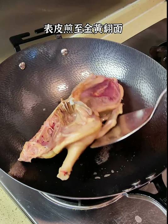 广东人餐桌上少不了的三杯鸭，做法简单零失败。鸭肉酱香浓郁、酒香回甘，浓而不腻，全家都爱吃～