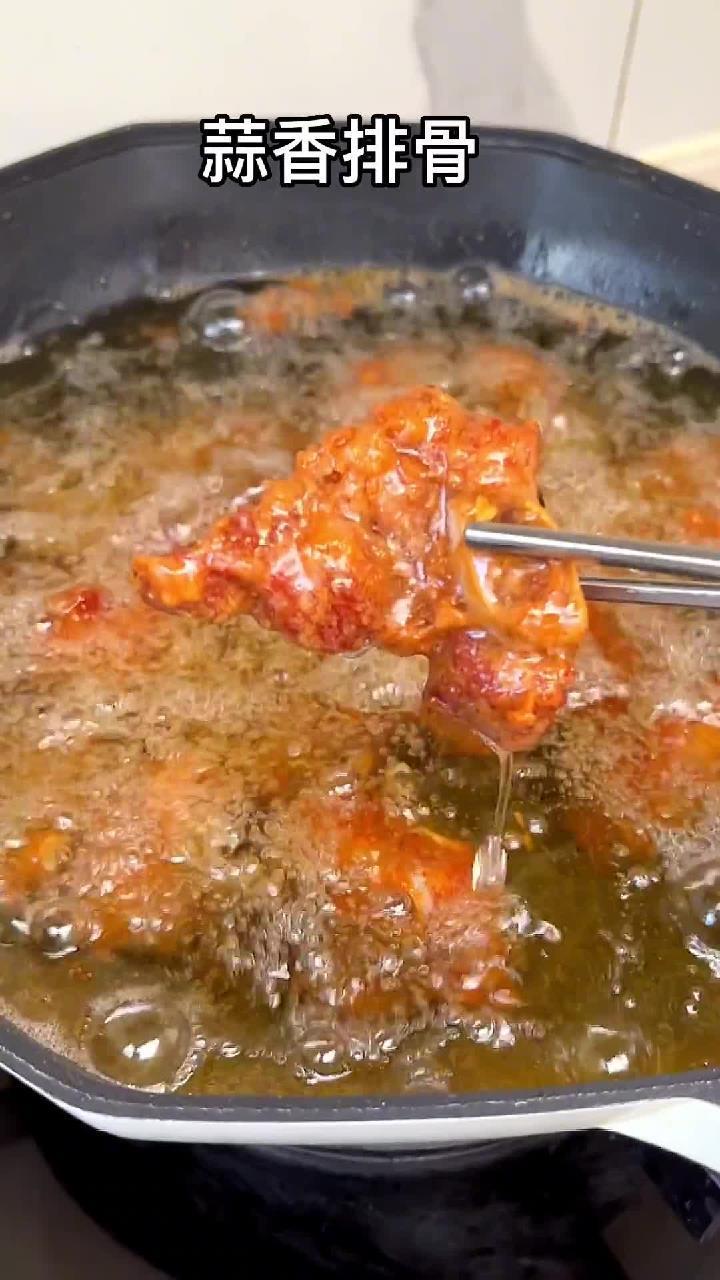 外酥里嫩的蒜香排骨做法,太好吃了