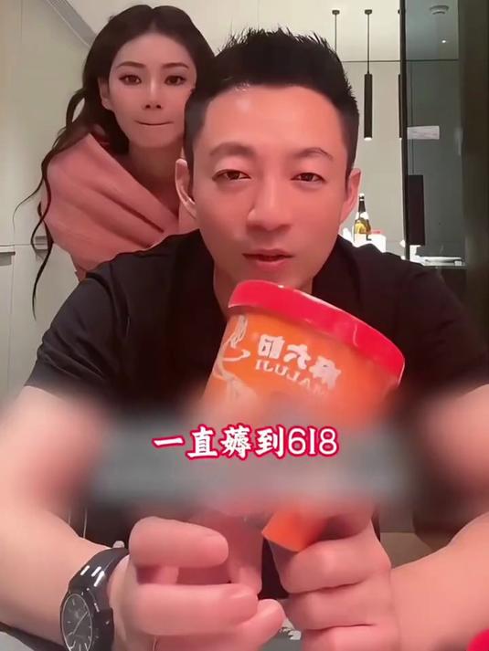 小菲深夜送福利,筱梅浴巾站身后太馋人,合体卖爆了酸辣粉