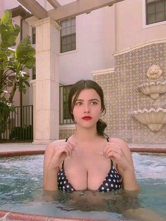 比基尼美女,点击头像查看更多哦 (2)
