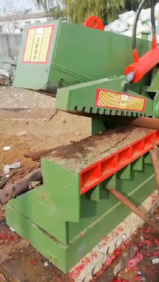 鳄鱼剪体积小作用大,剪切废铁顶呱呱!