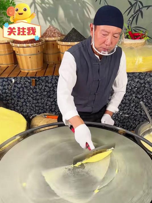 一卷煎饼里的岁月：从市井摊头到味觉非遗，山东煎饼的传承故事