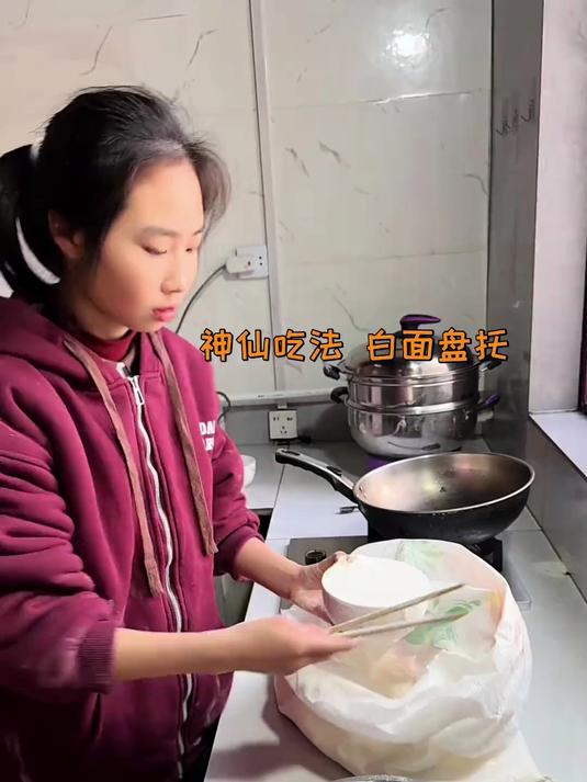 闺女说给我做一个不一样的凉皮吃，竟然用万能篦子一碗面糊蒸出这么多盘托，拌点料汁酸辣劲道爽口