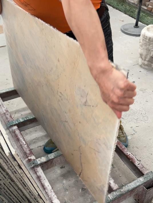 鱼肚金大理石复合PVC正在定厚中~