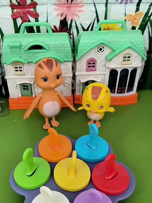 哼，我应该拿哪个呢？#萌鸡小队动画片