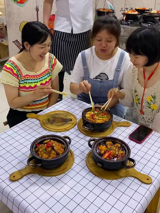 这才是正宗石锅鸡焖鱼!慢火焖煮,香气扑鼻让人直流口水!