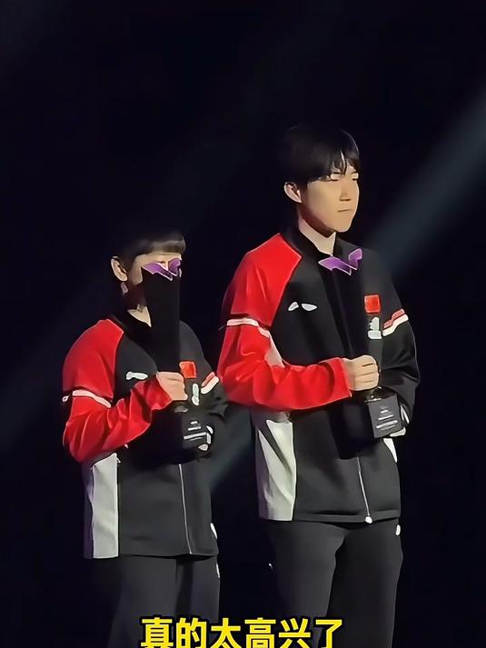 莎莎大头冠军合影，久违的画面，大头还是让人莎莎拍照