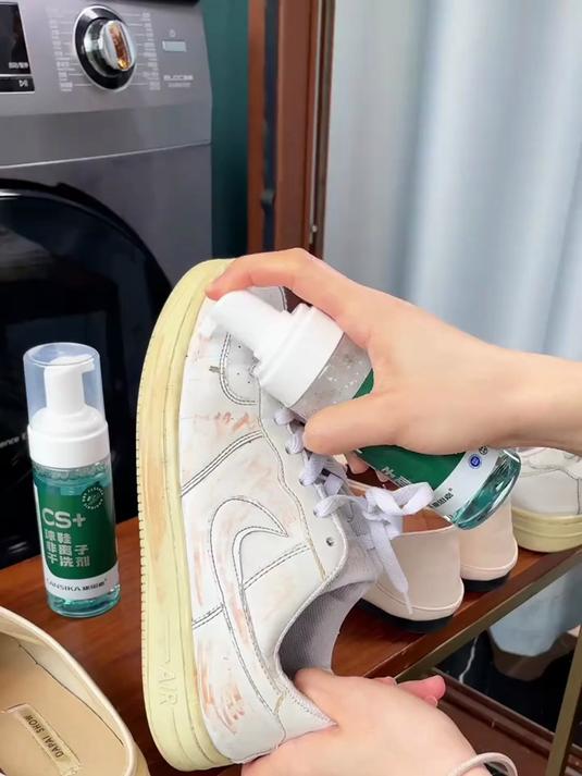 小白鞋运动鞋不用水洗,直接用这个干洗剂