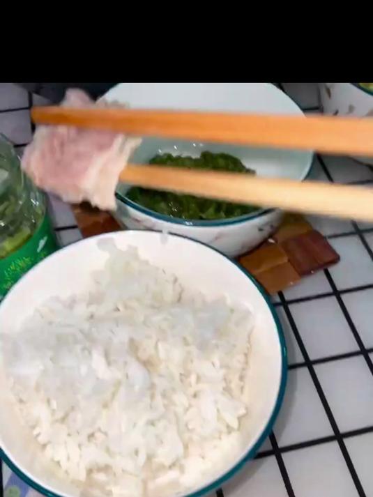 韭菜花酱炒鸡蛋!蛋液裹着酱香,鸡蛋嫩滑不结块