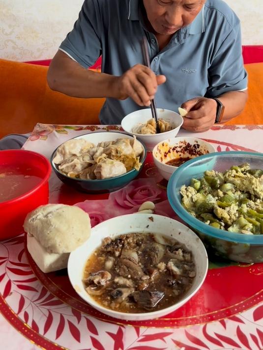 老爸误把洋葱当成啥？终究是犯下错误！中午蒸饺子，先吃饱再说