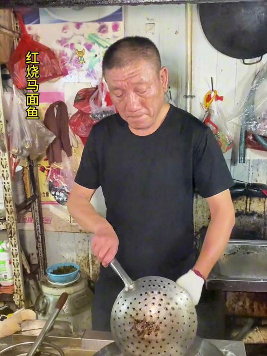 江苏常州夜市大排档，红烧马面鱼。味道确实好吃，食材也很新鲜