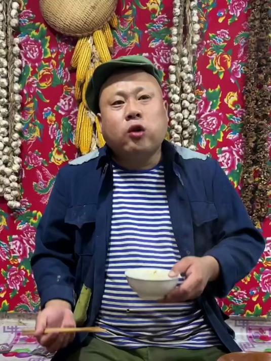 现在一吃饭就安排：明天多做个汤，我今天买了个超大保温桶