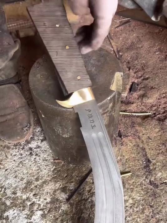 这师傅是在做尼泊尔弯刀吗,真的好帅,想要一把回家切菜