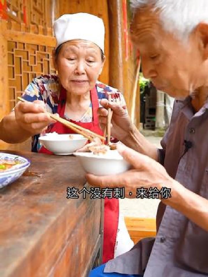 奶奶做的剁椒鱼头虽然没有多少肉,但细心的奶奶特地给爷爷夹