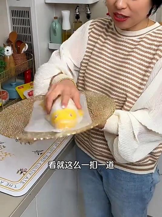 现在节日餐桌上都安排了一道年年有鱼八宝饭