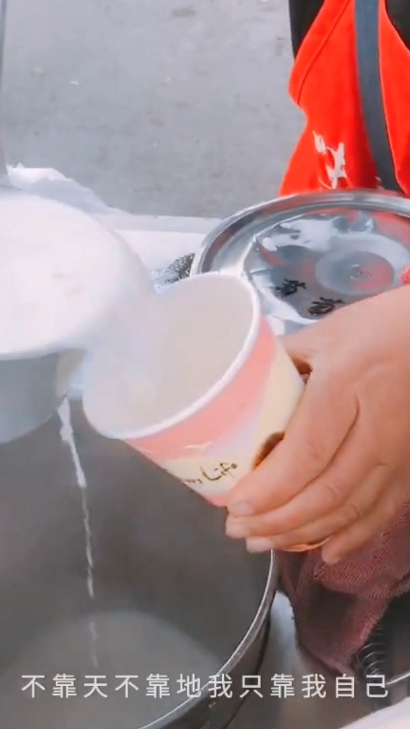 农村妇女摆摊卖早餐粥,没有门面不用房租,一辆二手三轮车足够了