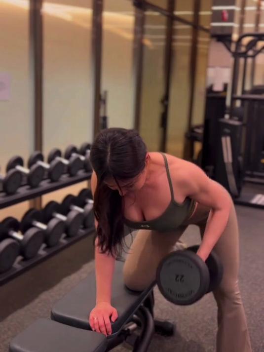 女生训练必知,单臂哑铃划船主要锻炼那些肌群,新手必知