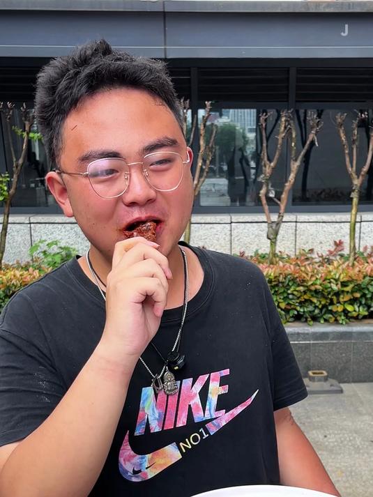 kh这个小哥看起来很猛,爆辣鸭全翅一吃就原形毕露了!