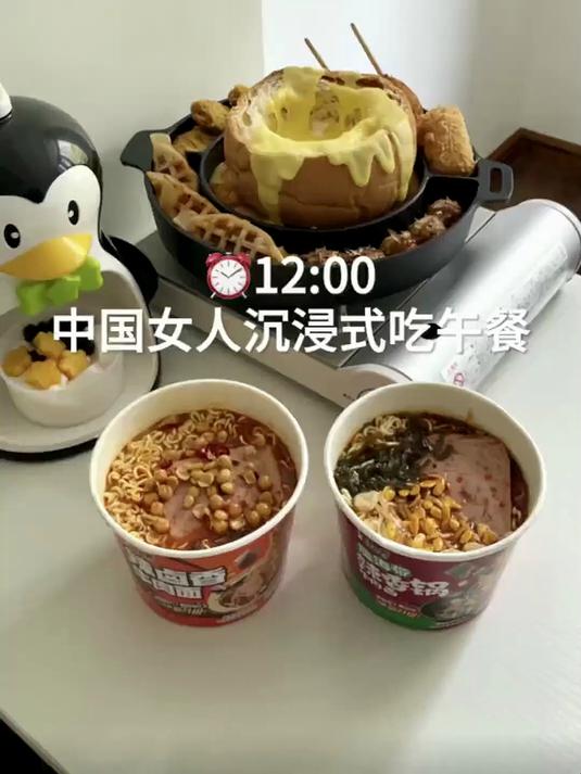 中国女人沉浸式吃午餐