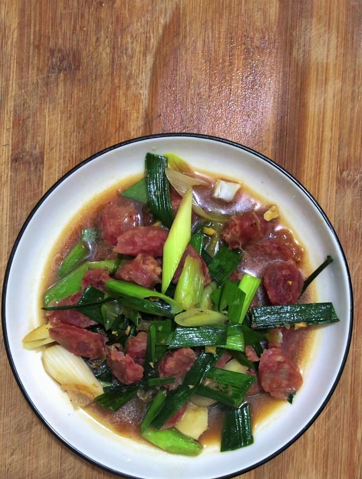 适合冬天的家常菜,分享一道腊肠炒大蒜叶